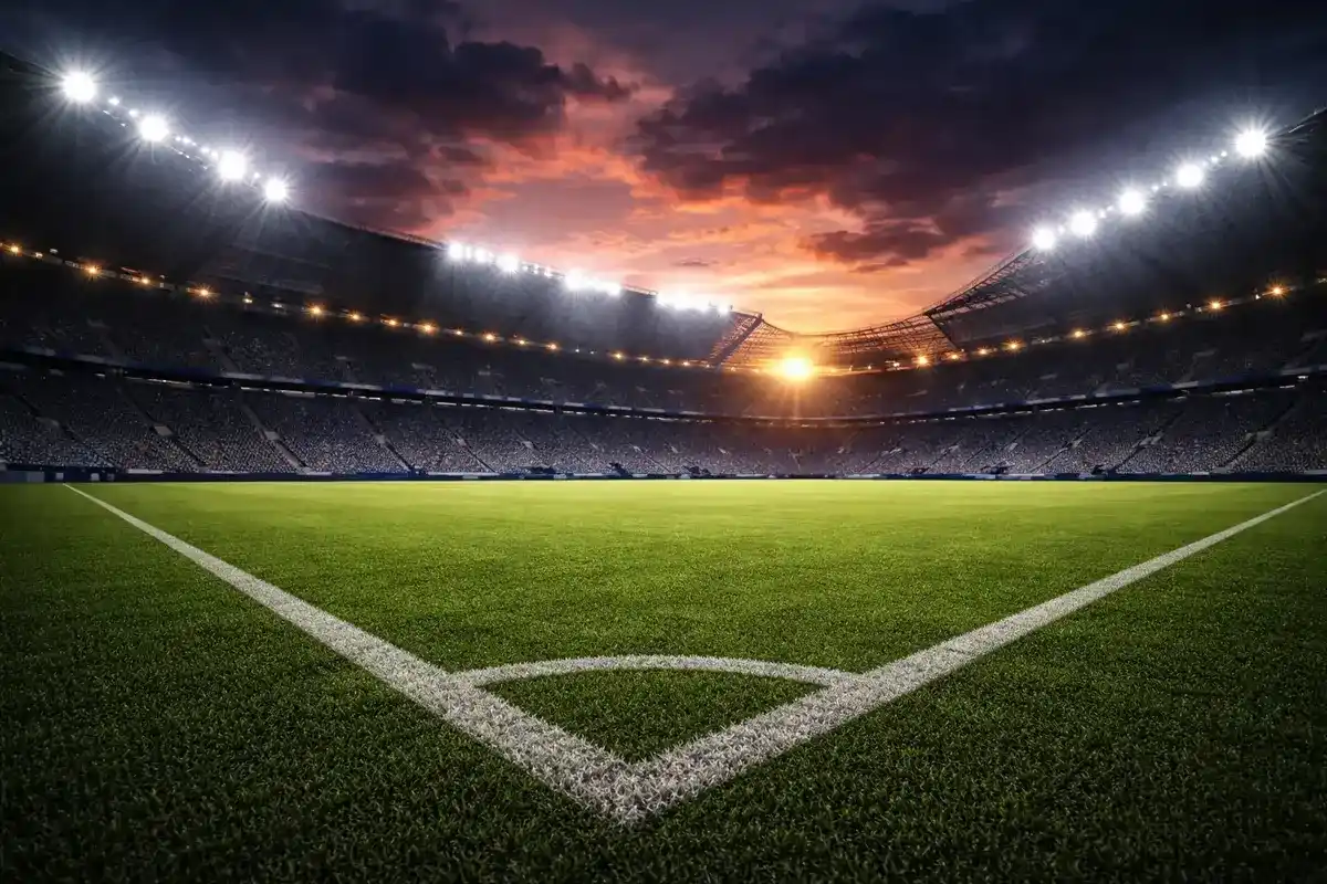 Fußballstadion mit Flutlicht in der Abenddämmerung