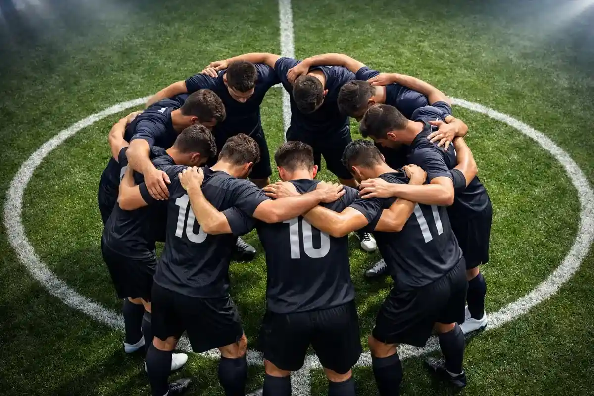 Mannschaft im Kreis vor Spielbeginn auf dem Rasen