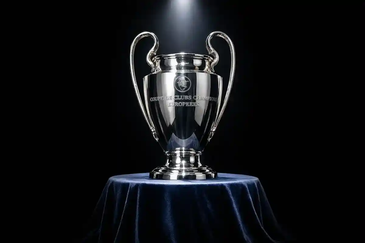 Europäischer Fußballpokal auf einem Podest im Rampenlicht