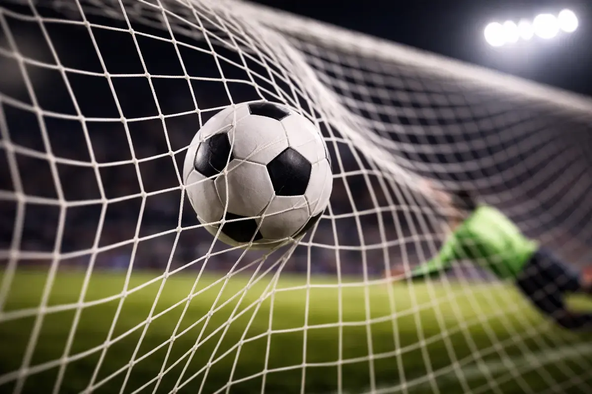 Fußball im Tornetz nach einem Treffer